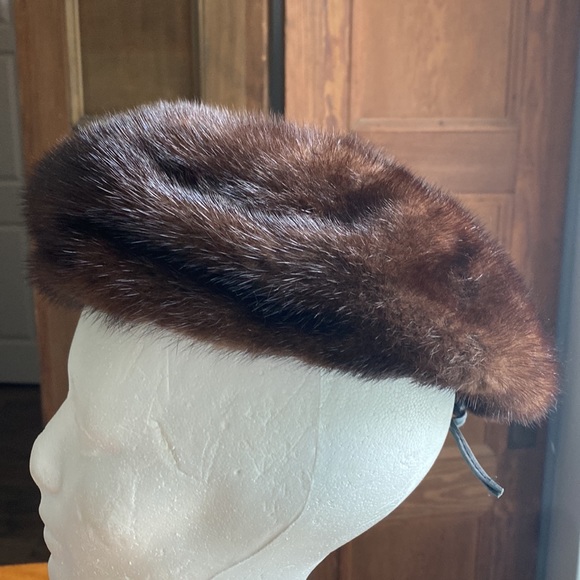 Vintage brown and black fur hat by Betmar Legante. Leather bow in back. - Picture 4 of 6